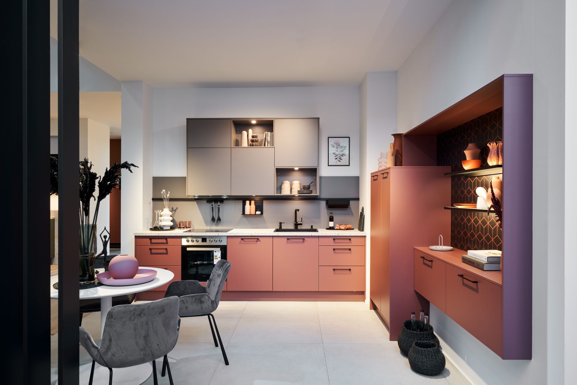 Ausstellung einer roten Küche von Hamon Küchenstudio