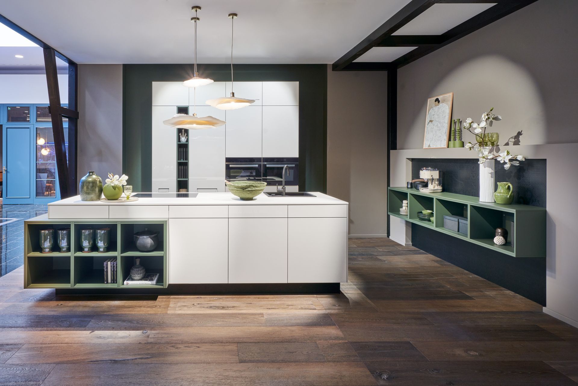 Ausstellung einer Küche in Holzoptik von Hamon Küchenstudio