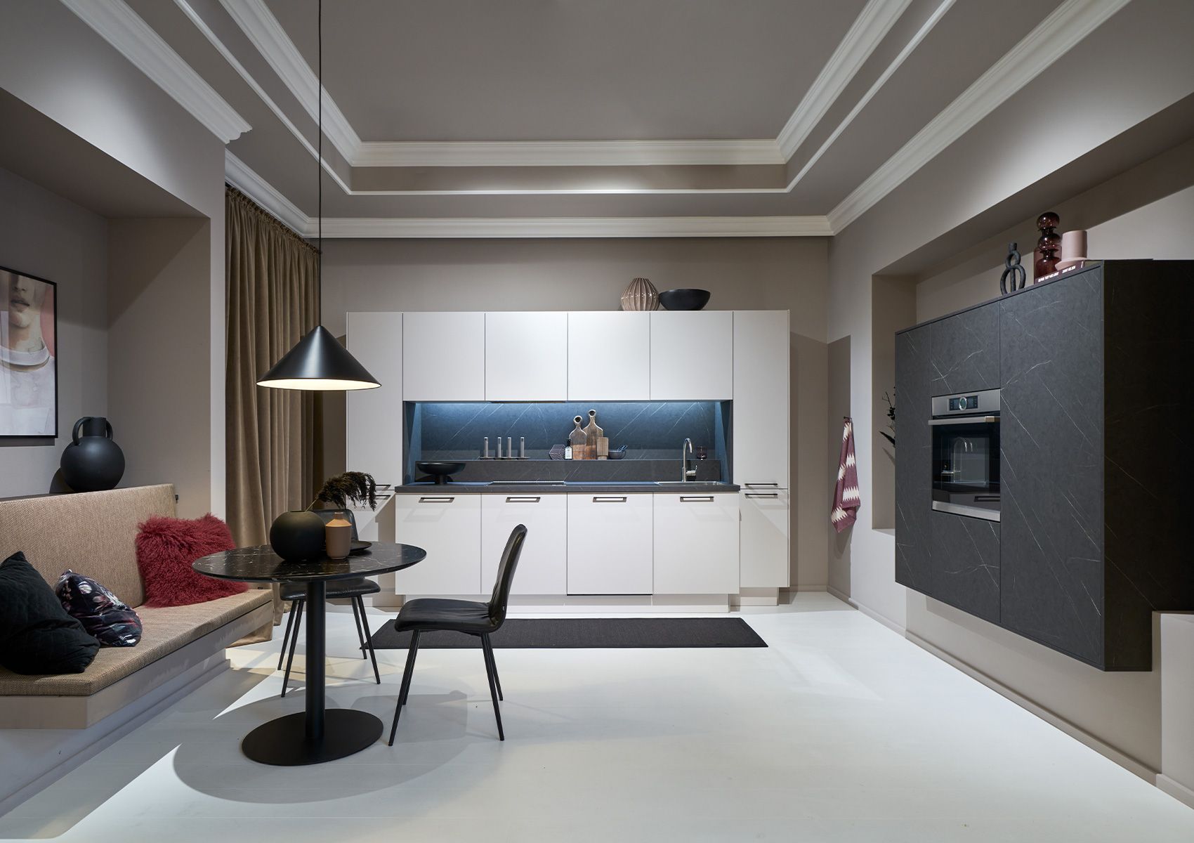 Ausstellung einer hellen Küche von Hamon Küchenstudio