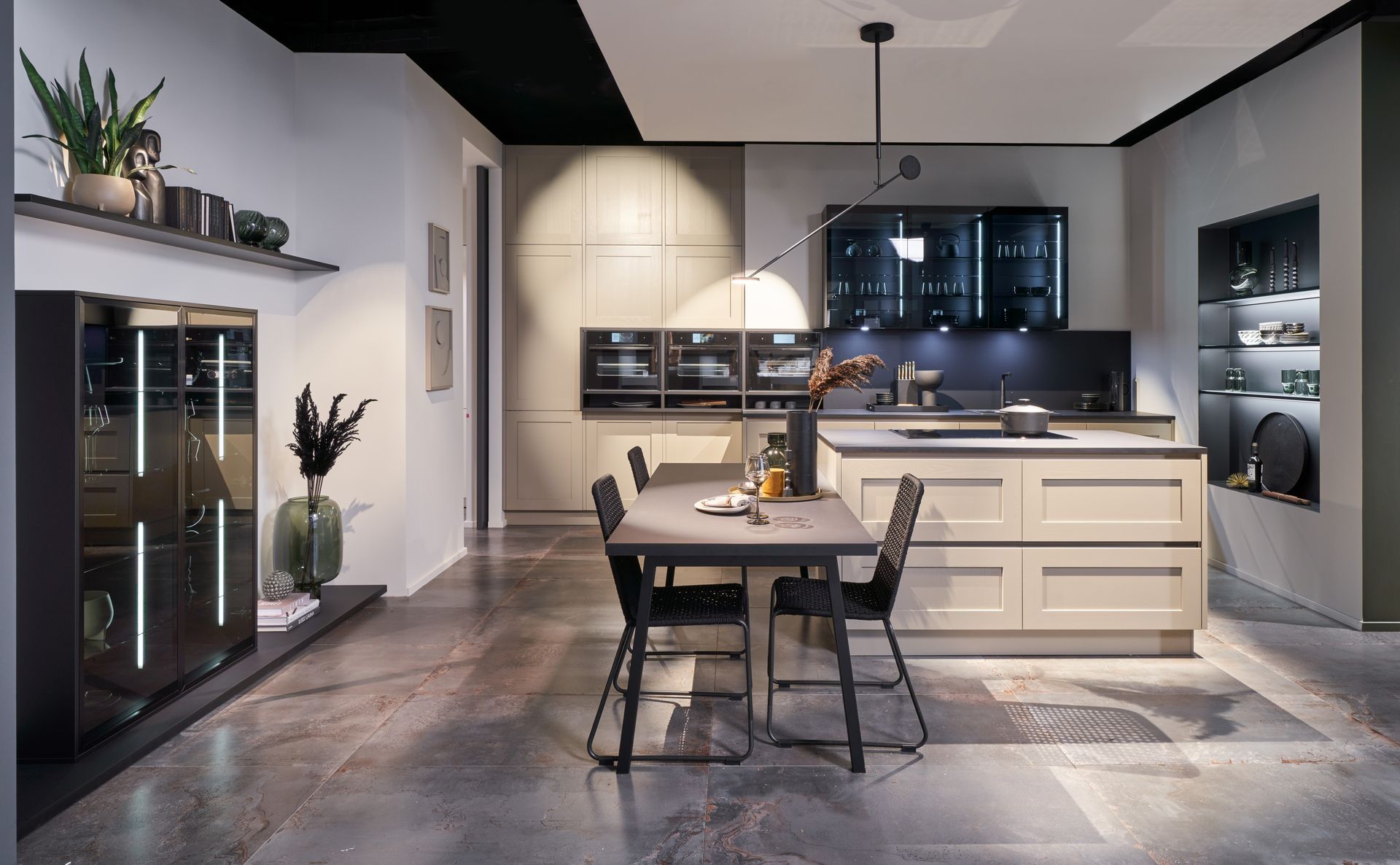 Ausstellung einer Küche im Landhausstil von Hamon Küchenstudio