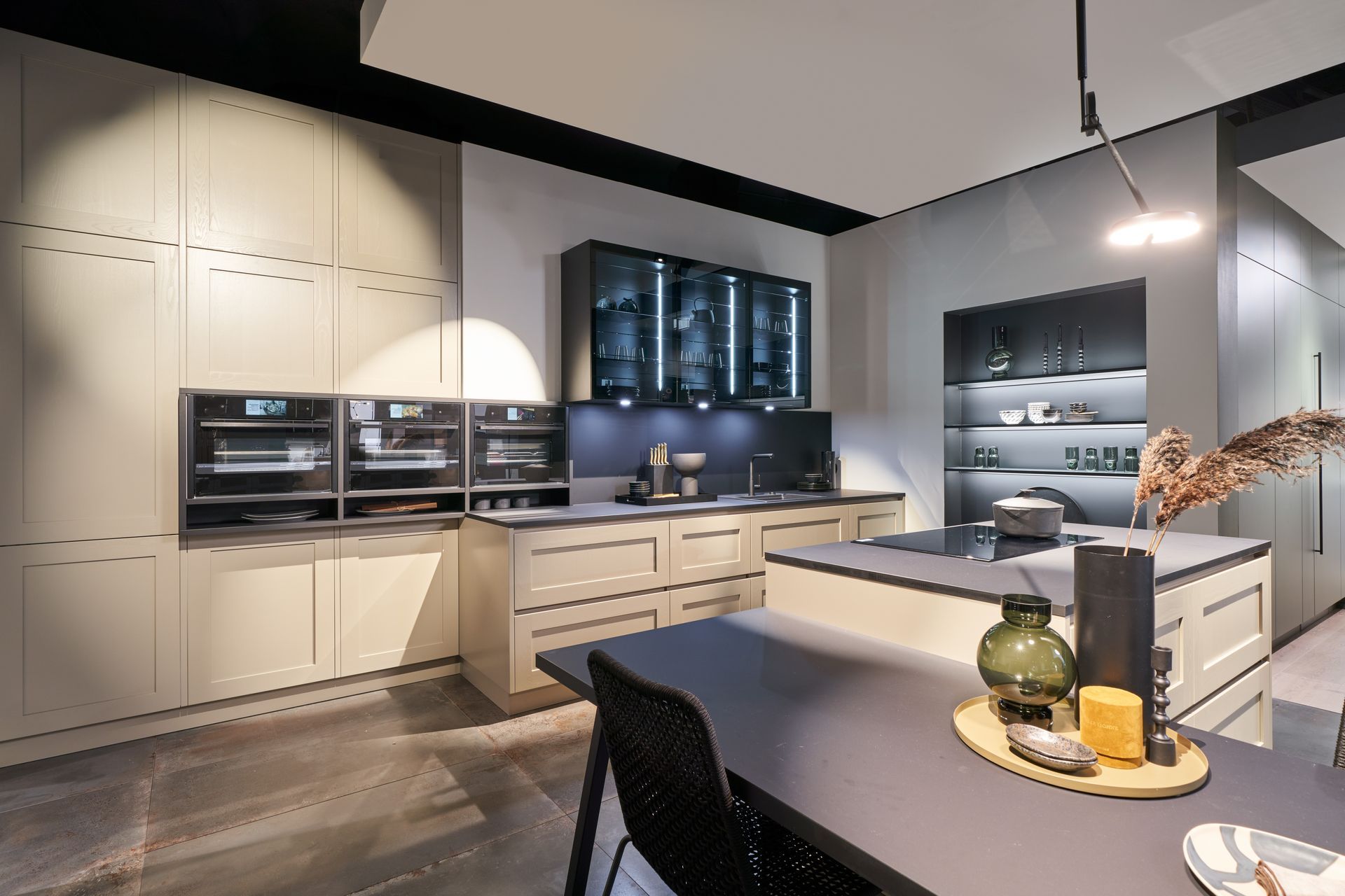 Ausstellung einer beigen Küche von Hamon Küchenstudio