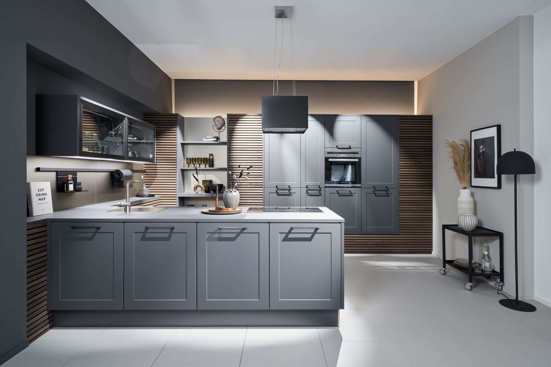 Ausstellung einer Küche in Holzoptik von Hamon Küchenstudio