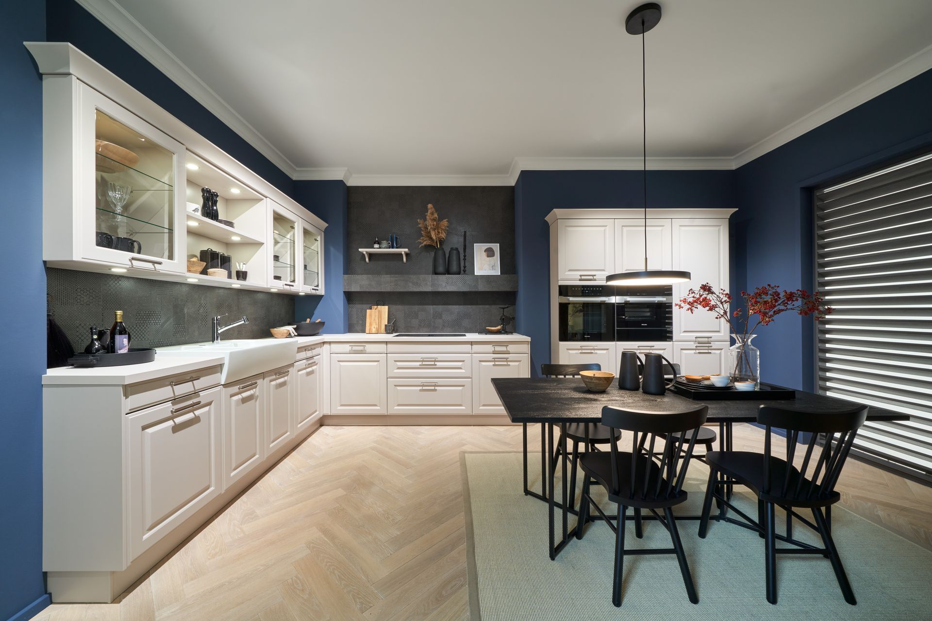 Ausstellung einer blauen Küche von Hamon Küchenstudio