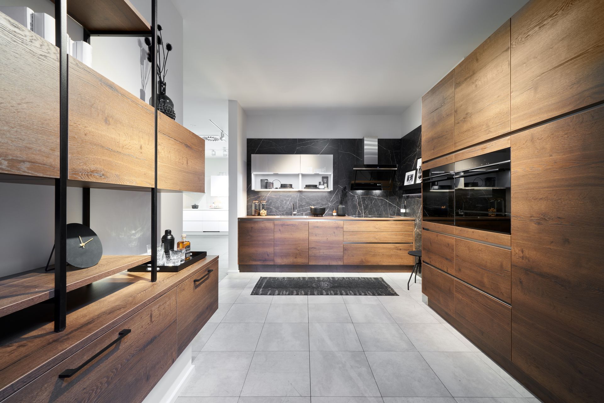 Ausstellung einer braunen Küche von Hamon Küchenstudio