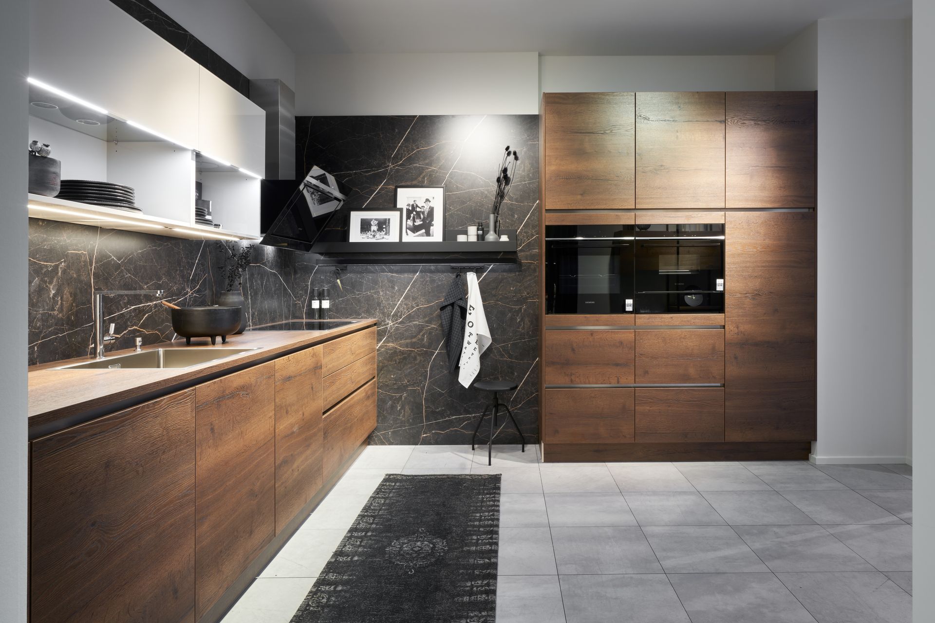 Ausstellung einer dunklen Küche von Hamon Küchenstudio