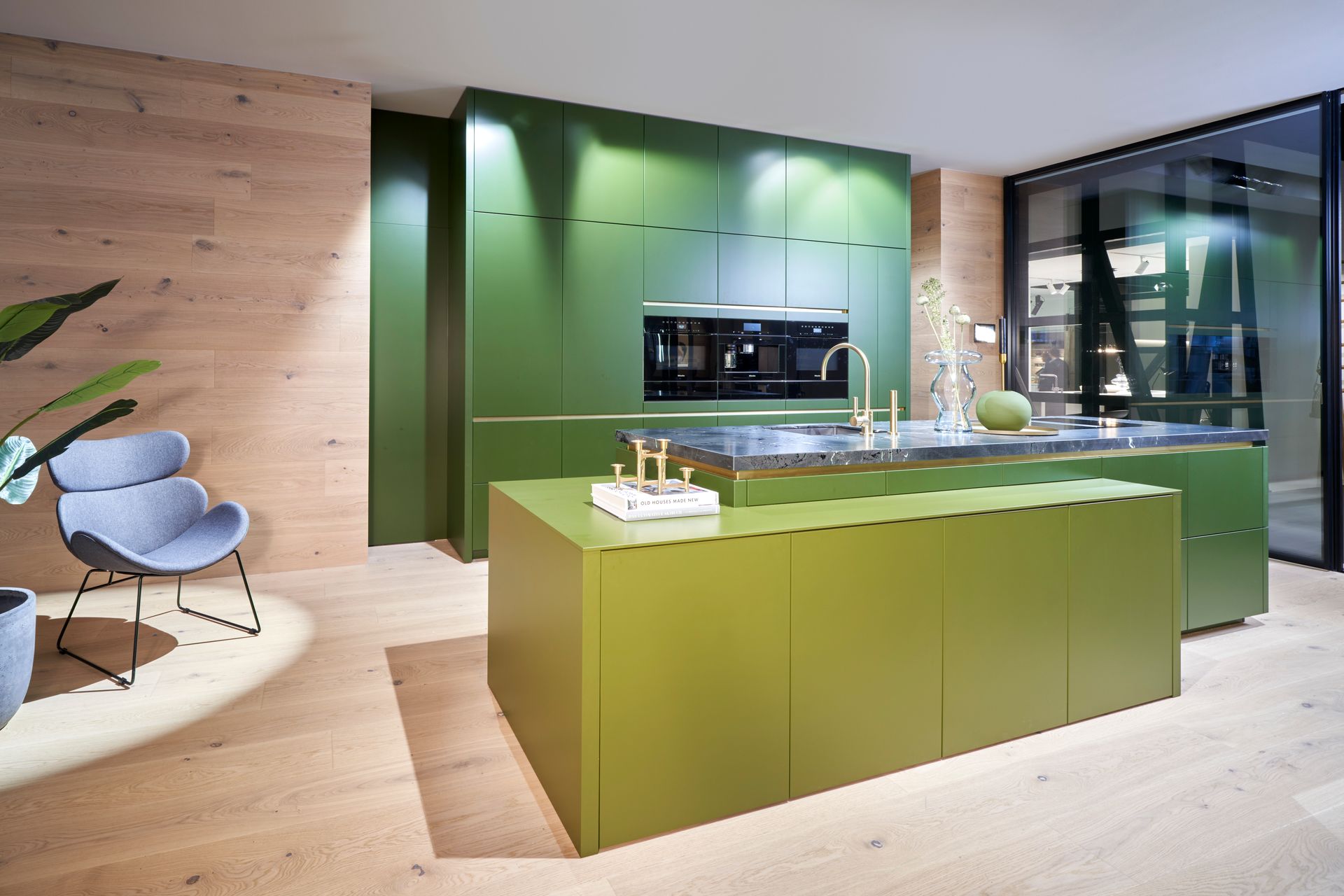Ausstellung einer grünen Küche von Hamon Küchenstudio