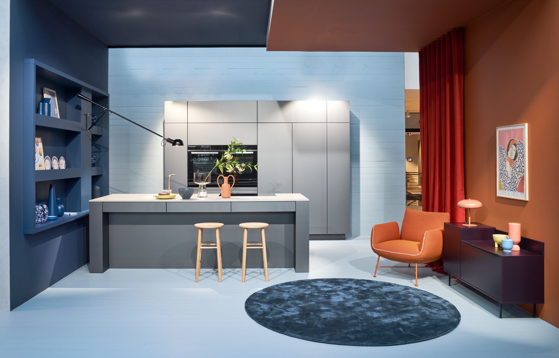 Ausstellung einer bunten Küche von Hamon Küchenstudio