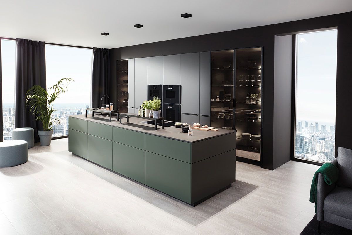 Ausstellung einer dunkelgrünen Küche von Hamon Küchenstudio