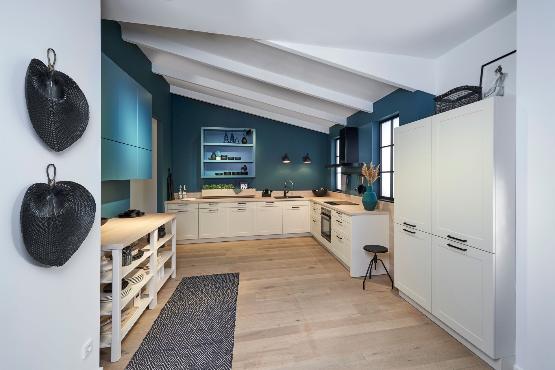 Ausstellung einer blauen Küche von Hamon Küchenstudio