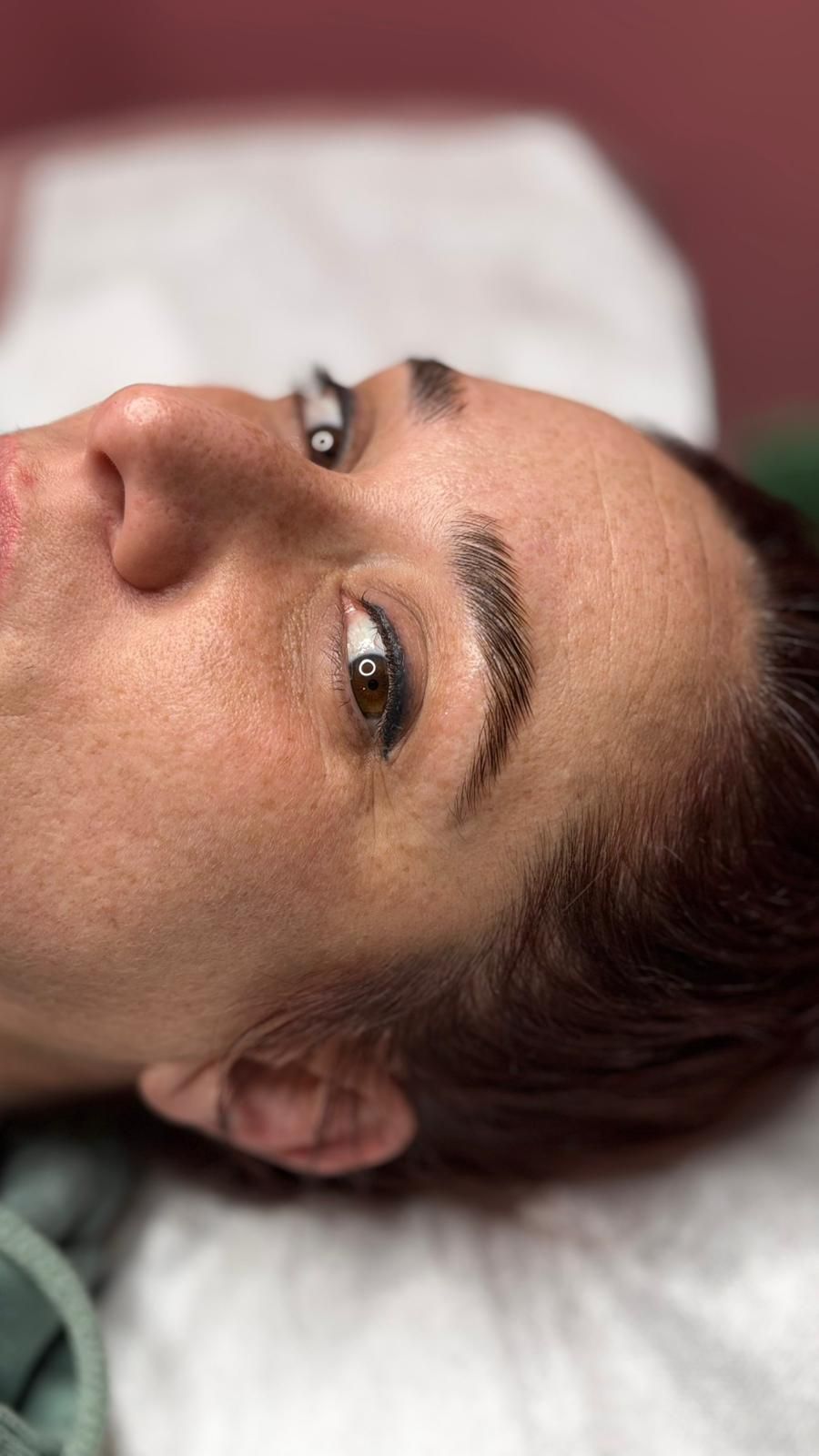 Collage de un rostro con maquillaje natural, que muestra vistas laterales y frontales en primer plano.