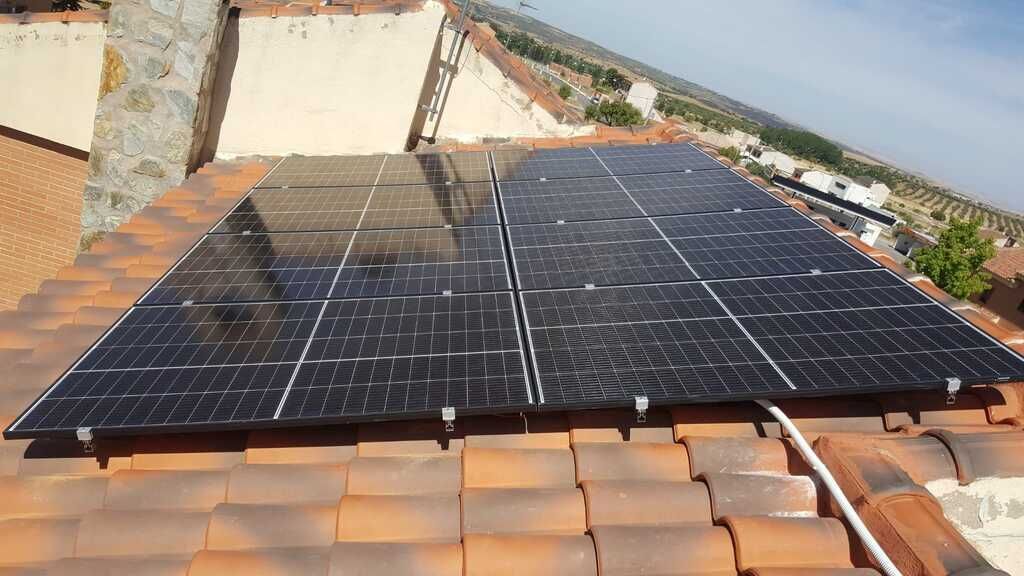 Paneles solares instalados en un techo de tejas de terracota.