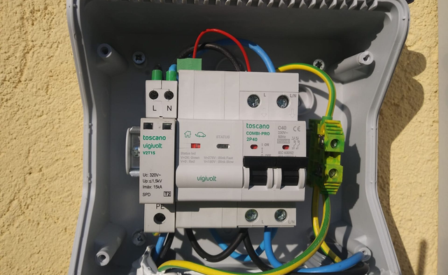 Paneles solares instalados en un techo de tejas de terracota.