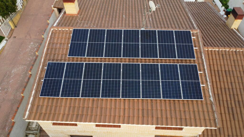 Paneles solares sobre un tejado de tejas, absorbiendo la luz solar.