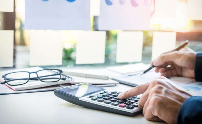 Paneles solares instalados en un techo de tejas rojas en un entorno urbano.