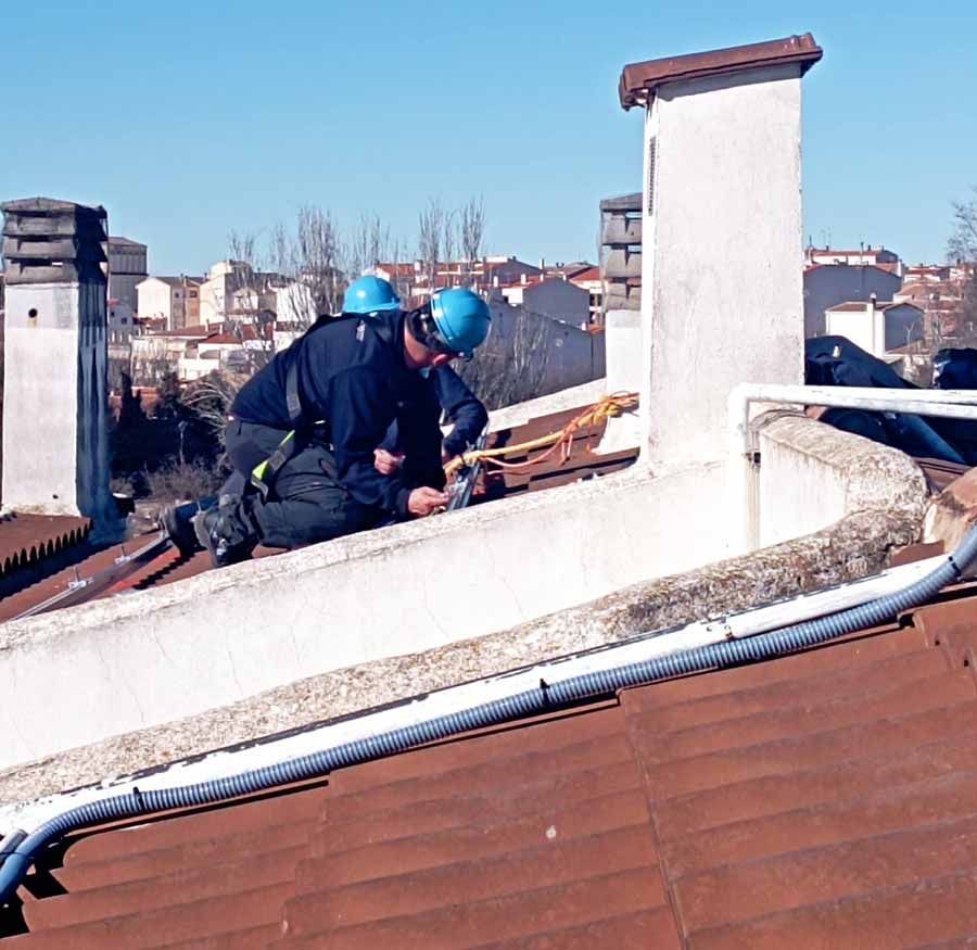 Hombres realizando instalación de sistema fotovoltaico