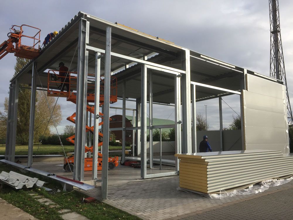 Ein im Bau befindliches Gebäude mit einem Kran im Hintergrund