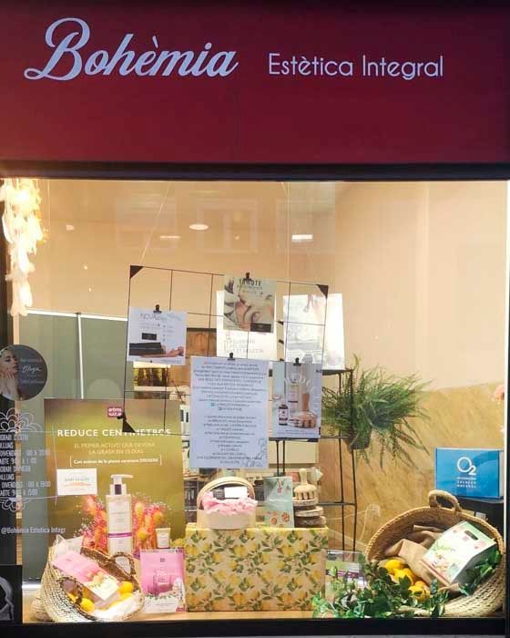 Un escaparate con un cartel que dice Bohemia.