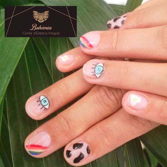 Un primer plano de las uñas de una mujer con un cartel que dice Bohemia.