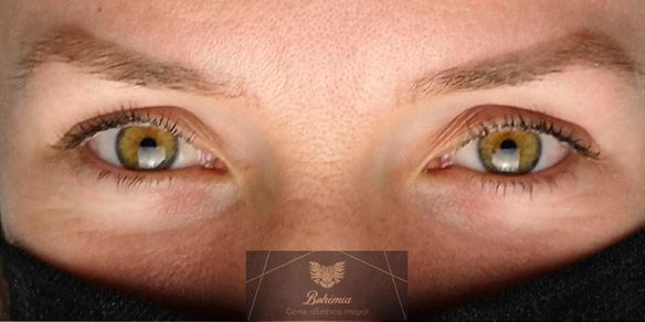Un primer plano de los ojos de una mujer con una máscara negra en la cara.