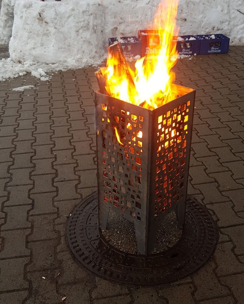 Eine Feuertonne in Flammen