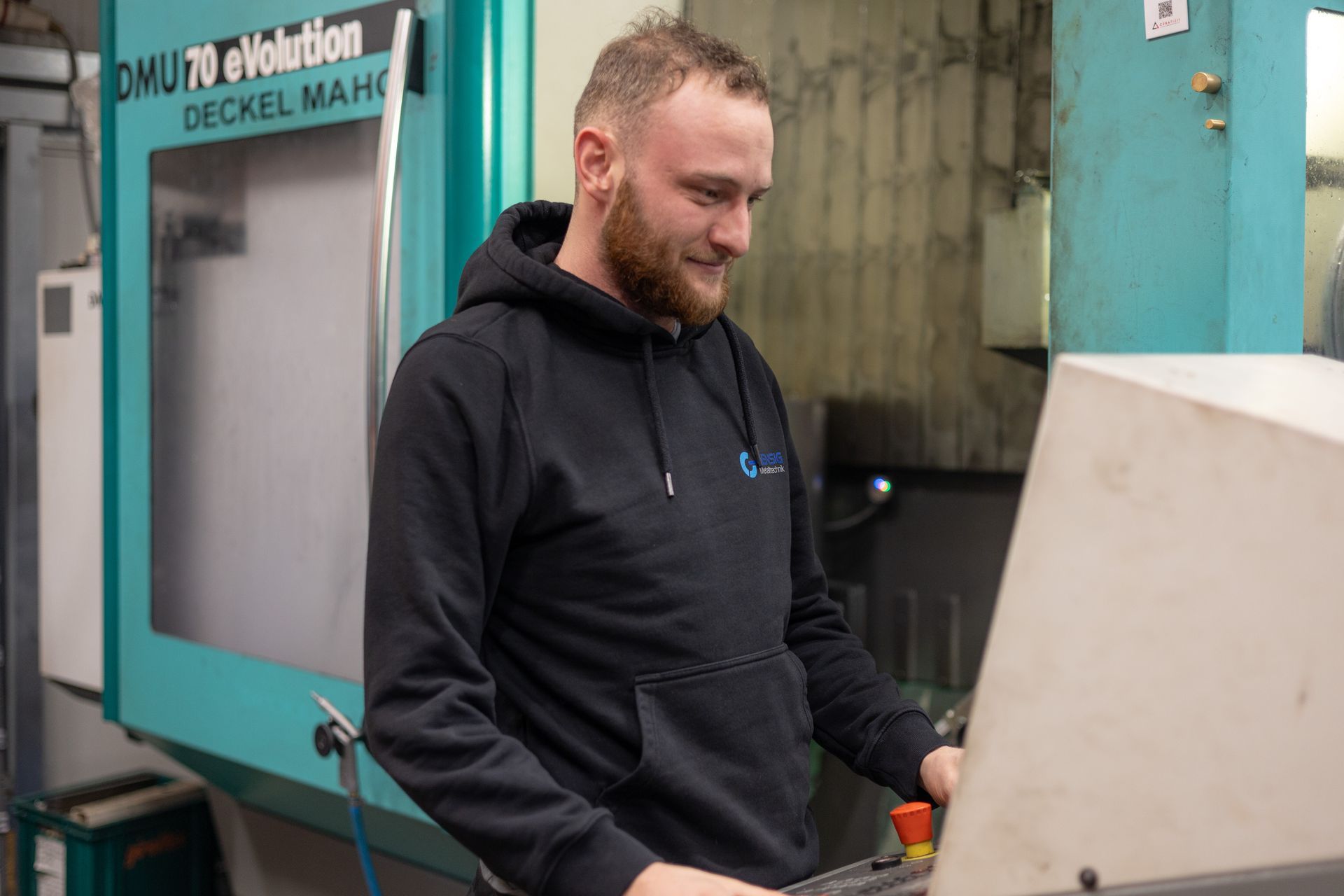 Ein Mitarbeiter von Gensig beim Bedienen einer Maschine