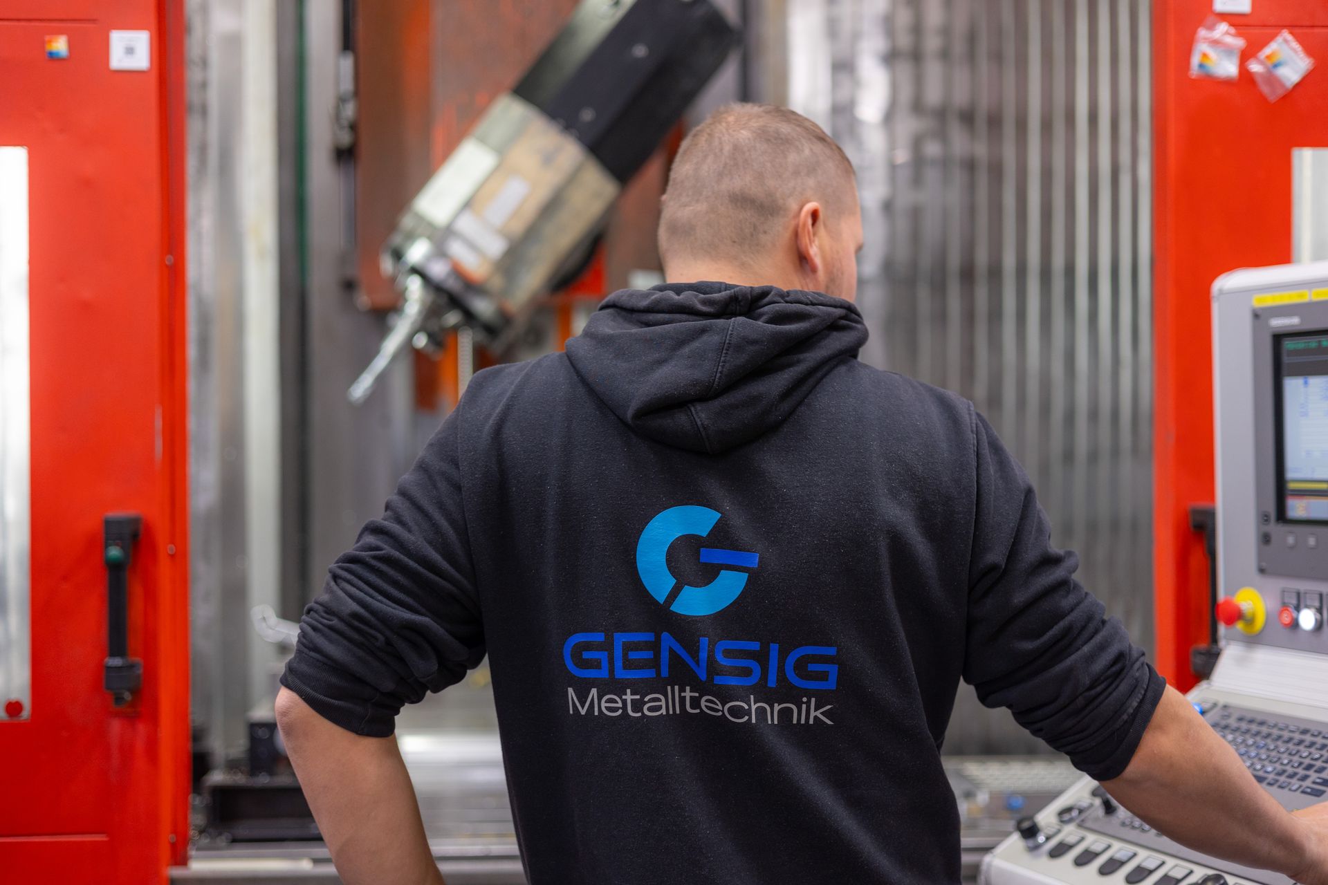 Ein Mitarbeiter von Gensig mit dem Logo auf dem Rücken