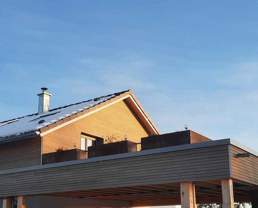 Ein Haus mit einem Hochbeet