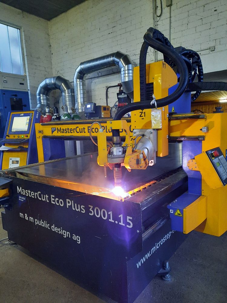 Ein Plasmaschneider mit der Aufschrift „Master Cut Eco Plus 3001.15“