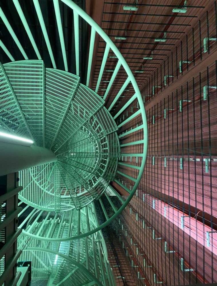 Blick auf eine Wendeltreppe in einem Gebäude