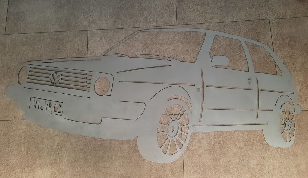 Ein Cutout eines VW Golfs liegt auf dem Boden