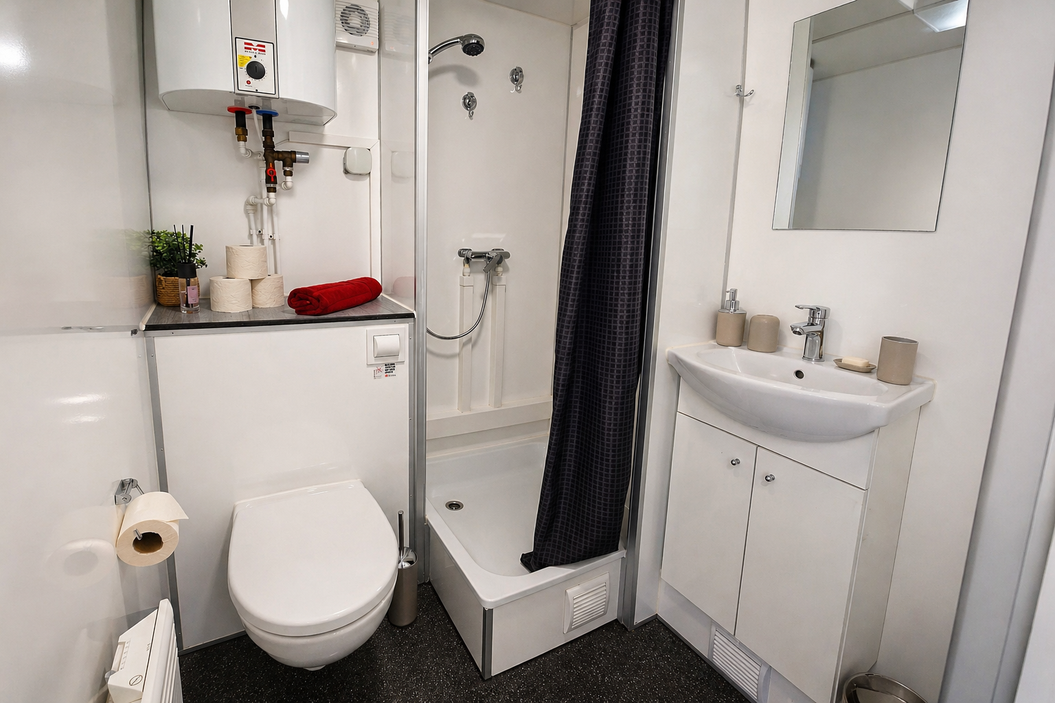 Badezimmer im Weinschlafwagen mit Dusche und WC in Bautzen