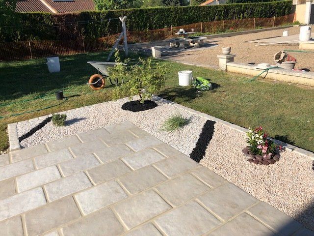 Dalles moyennes Touraine / Pavés rustiques / Pouzzolane noire / Quartz blanc