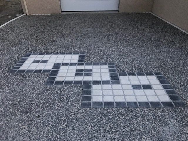 Décoration en pavés rustiques blanc et noir sur béton désactivé