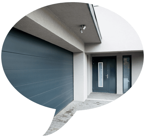 Maison moderne avec porte de garage foncée et entrée principale sous un porche couvert.