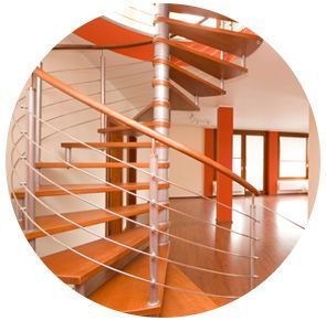 Escalier en colimaçon moderne avec rampes orange dans une pièce intérieure lumineuse