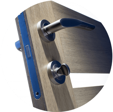 Gros plan sur une poignée de porte et une serrure modernes en métal brossé sur une porte en bois à bordure bleue.