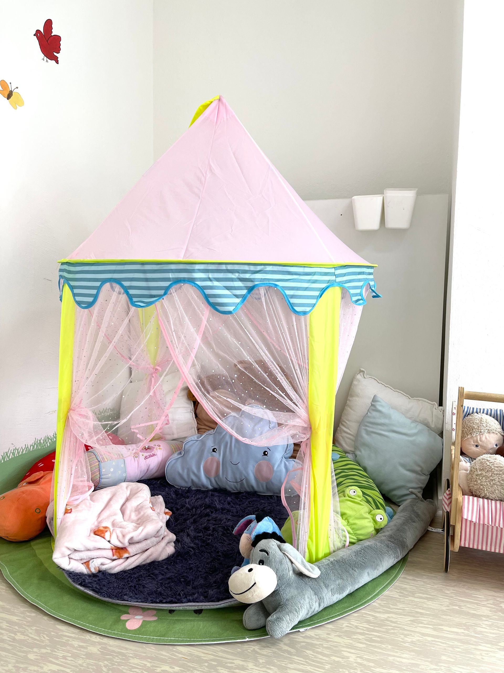 Ein rosa Zelt im Zimmer.