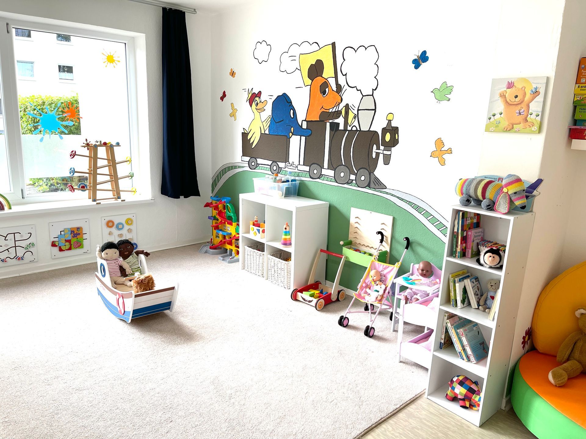 Ein Raum voller Spielsachen und einem Gemälde an der Wand.
