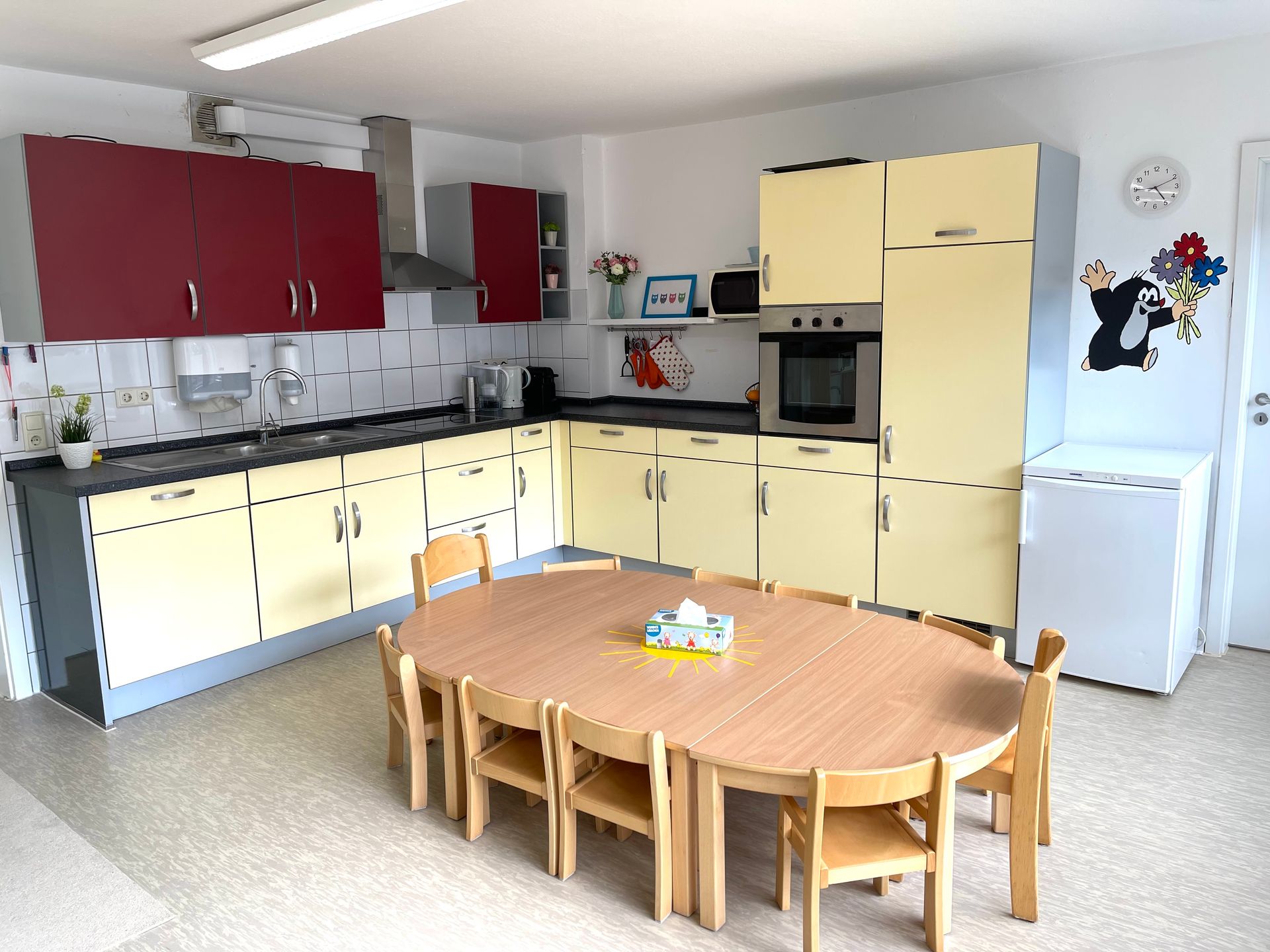 Eine Küche mit einem Tisch und Stühlen darin