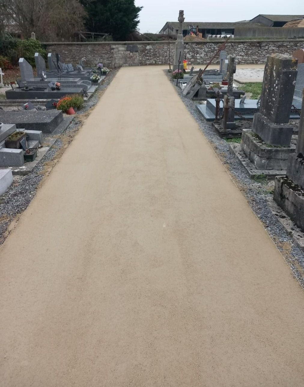 Allée maçonnée dans un cimetière