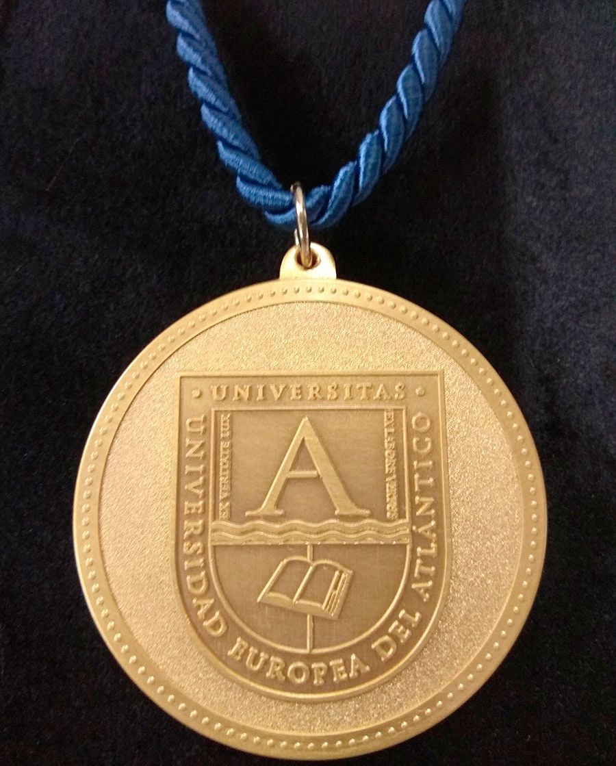 Una medalla de oro con la letra a