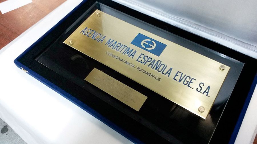 Una placa que dice 'Maritima Agency Spain Evge Sa'