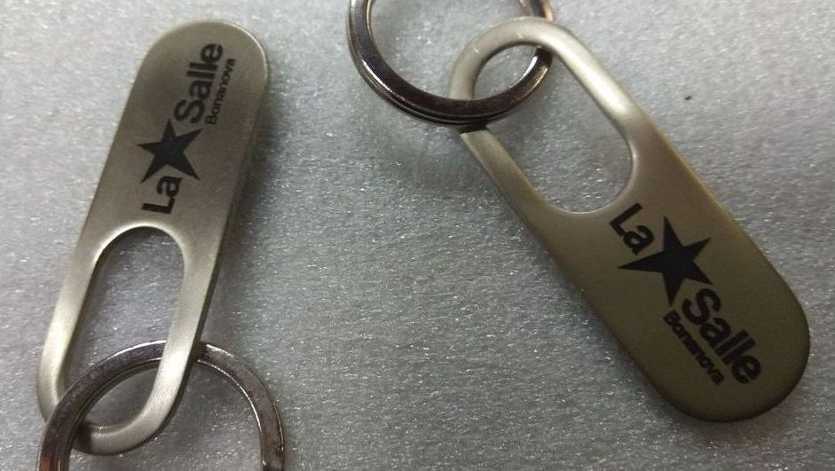 Dos llaveros de metal con la palabra la salle escrita en ellos