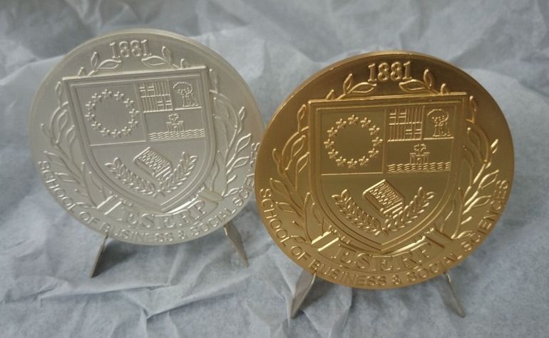 Dos monedas de plata y oro con el año 1891 en ellas.