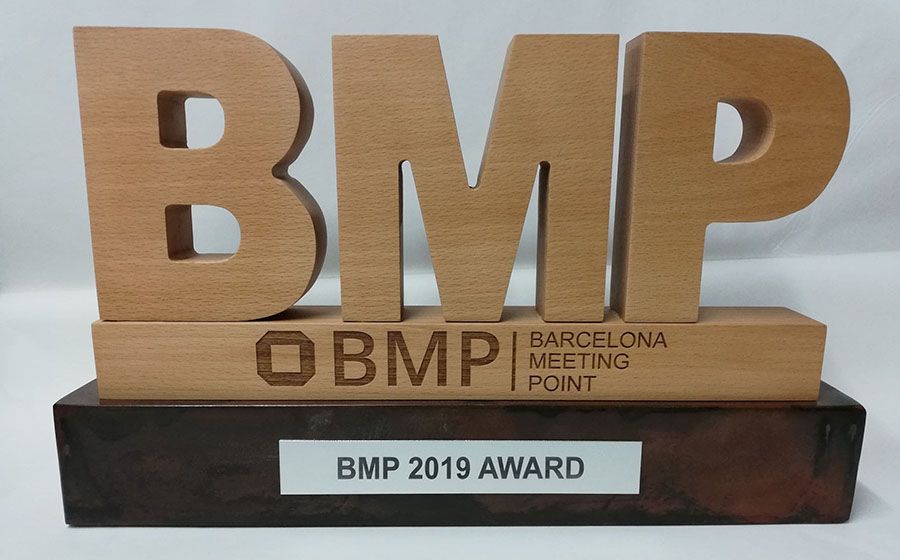 Una placa de madera que dice bmp