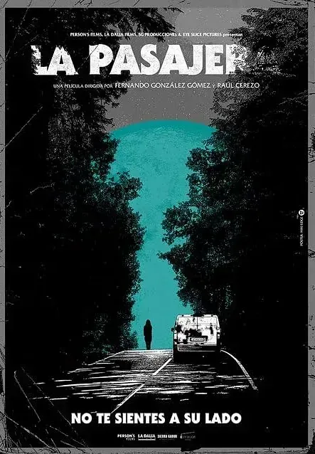 Un cartel de la película La Pasajero muestra a un hombre parado al costado de una carretera.