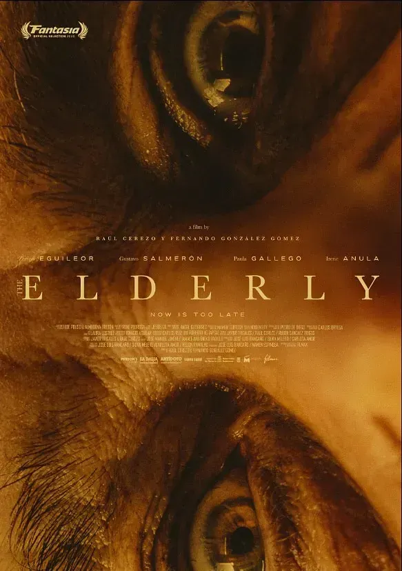 Un cartel de película para personas mayores muestra un primer plano de los ojos de una persona.