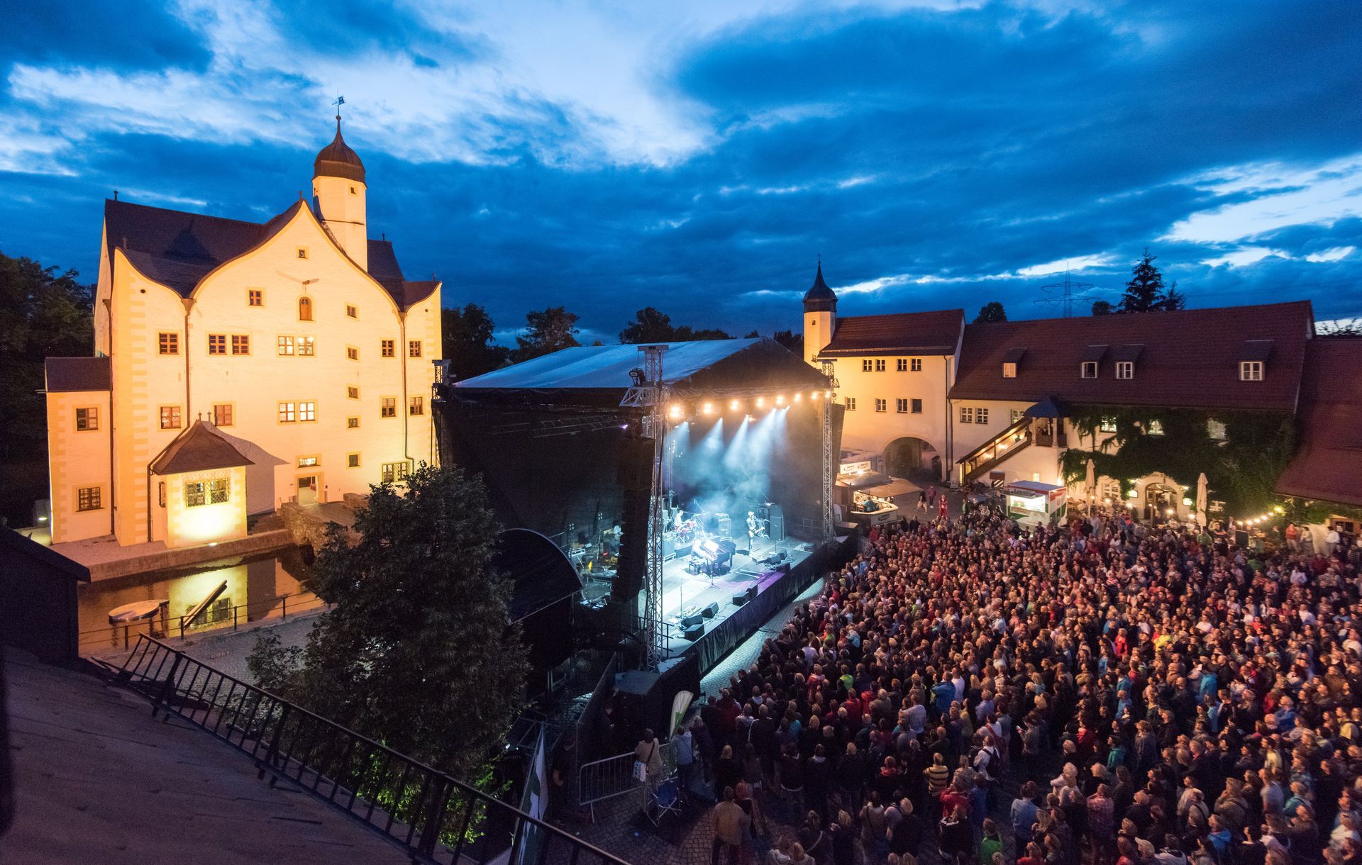 Jubelnde Fans stehen vor der Bühne, die am Wasserschloss Chemnitz aufgebaut ist.