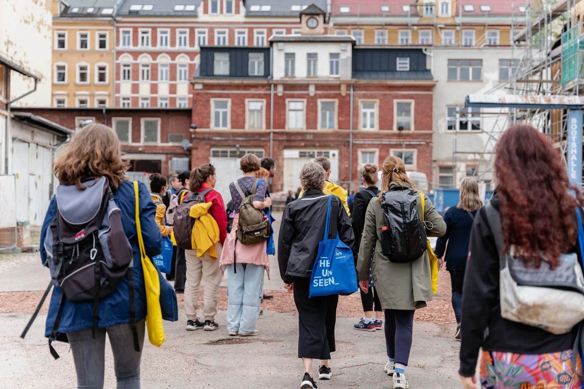 Besucher gehen über das Gelände der Stadtwirtschaft Chemnitz