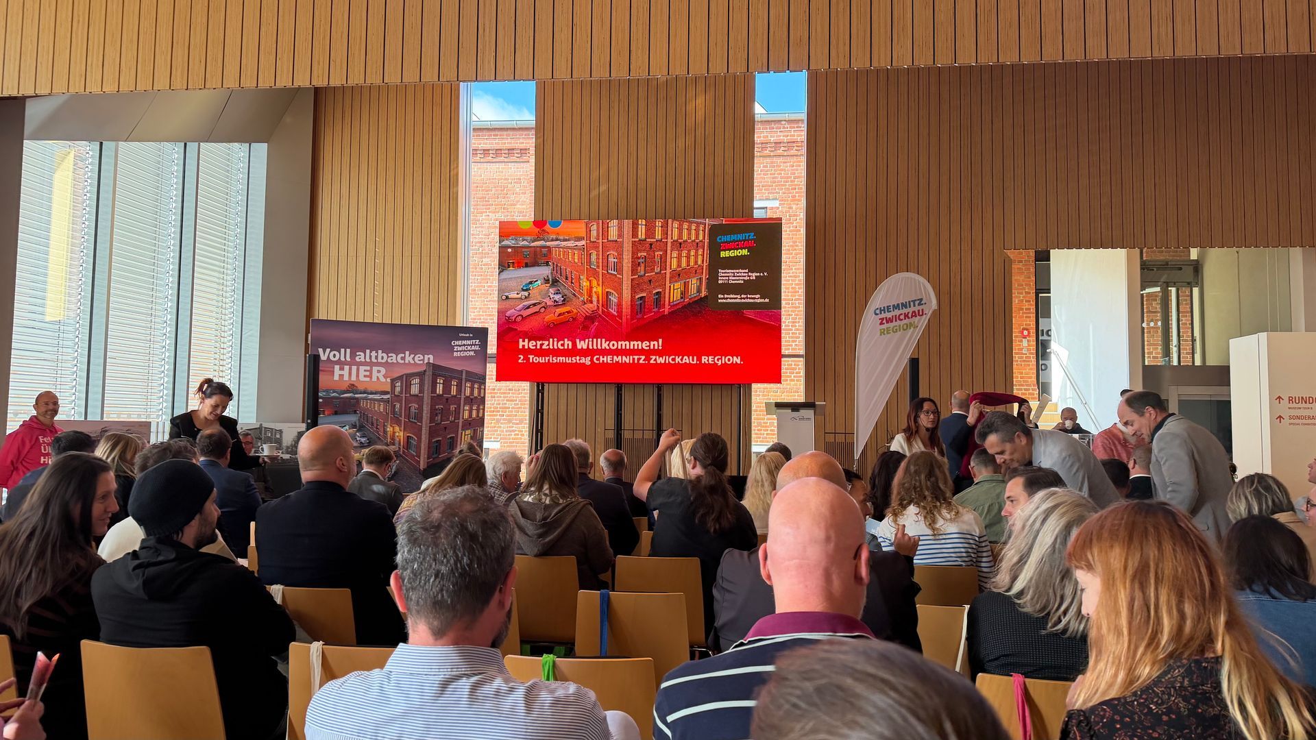 Publikum sitzt beim 2. Tourismustag vom Chemnitz.Zwickau.Region im Sall des August Horch Museums